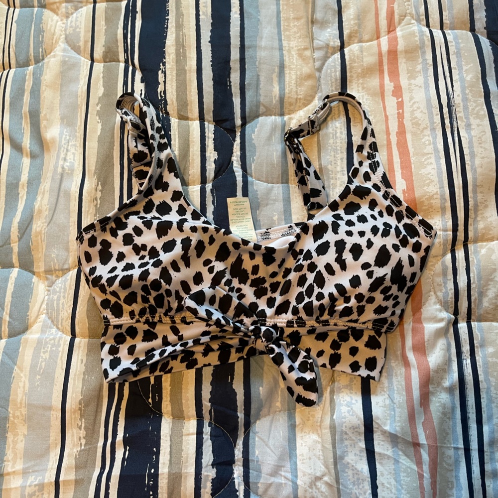 Outdoor Oasis bikini top, has built in bra with tie. size xs in white